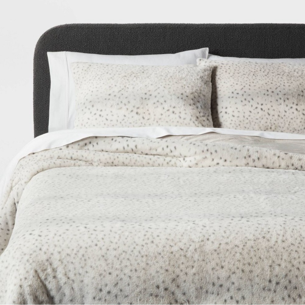 THRESHOLD Luxe Leopard Faux Fur Comforter and Sham Set Full/Queen